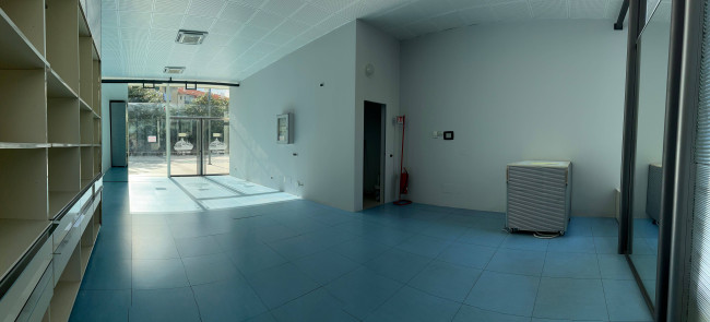 Locale commerciale in vendita a Savona