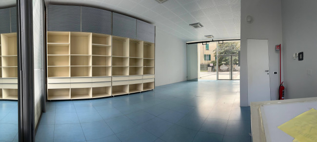 Locale commerciale in vendita a Savona