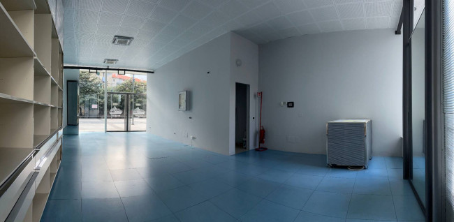 Locale commerciale in vendita a Savona