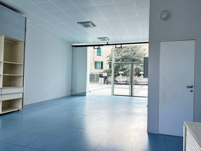 Locale commerciale in vendita a Savona