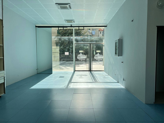 Locale commerciale in vendita a Savona