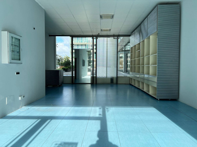 Locale commerciale in vendita a Savona