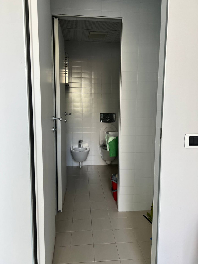 Locale commerciale in vendita a Savona