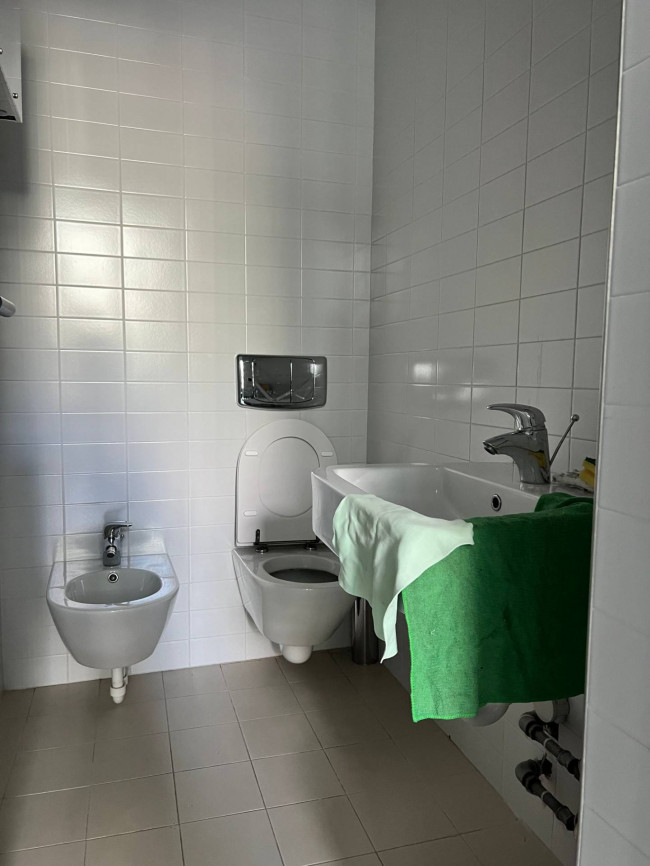 Locale commerciale in vendita a Savona