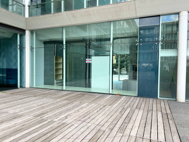 Locale commerciale in vendita a Savona