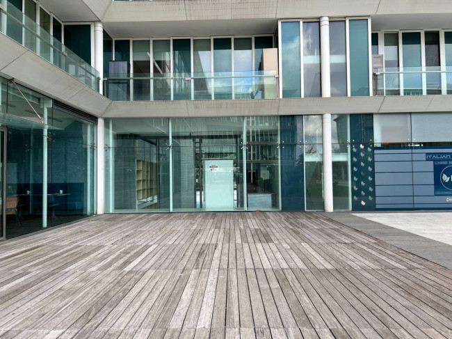 Locale commerciale in vendita a Savona