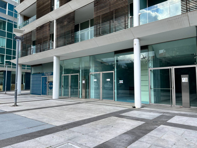 Locale commerciale in vendita a Savona