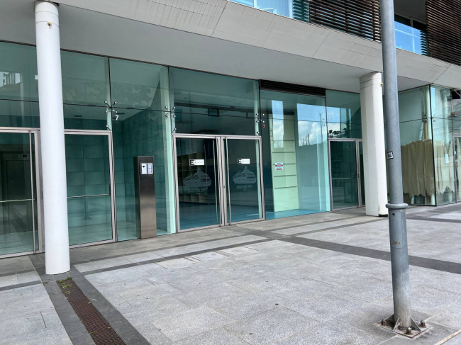 Locale commerciale in vendita a Savona