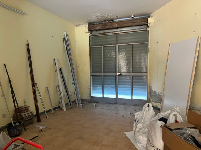 Locale commerciale in vendita a Albisola Superiore