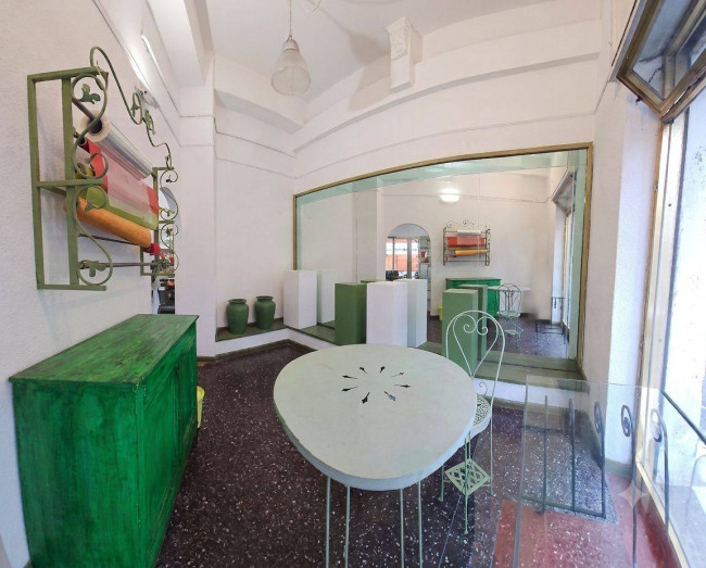 Locale commerciale in vendita a Savona