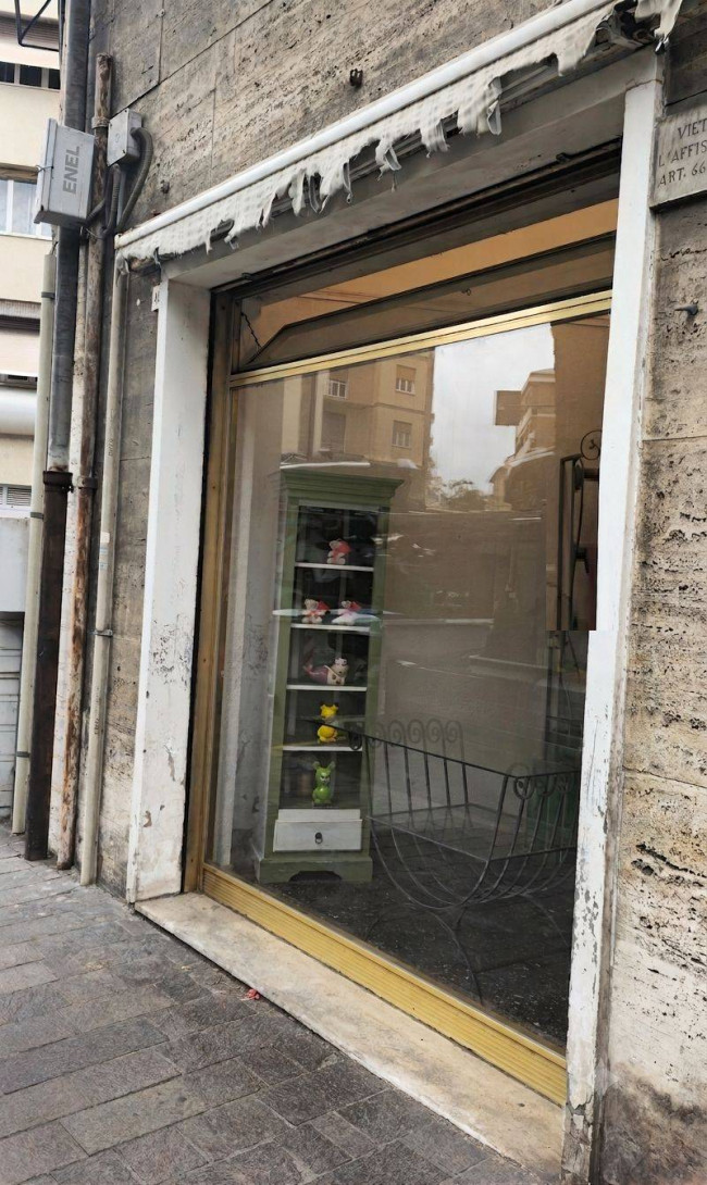 Locale commerciale in vendita a Savona