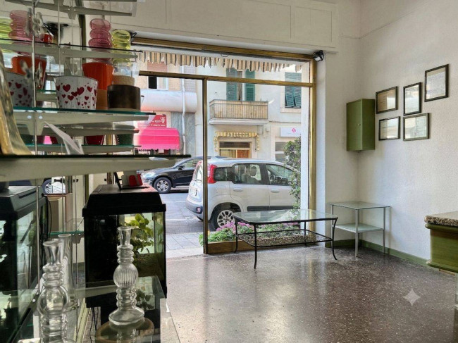 Locale commerciale in vendita a Savona