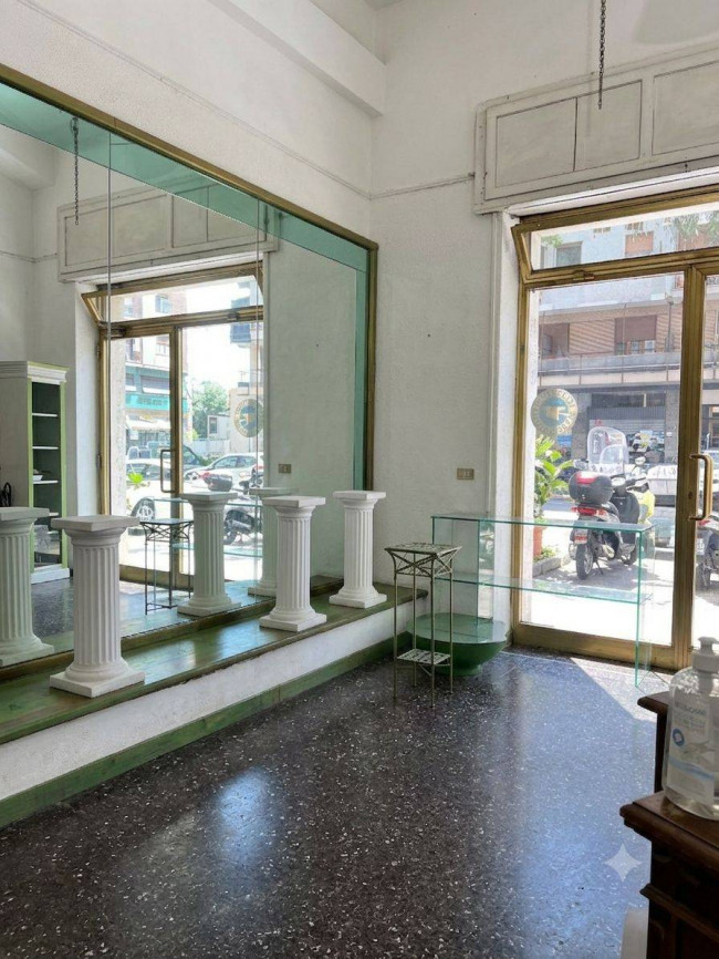 Locale commerciale in vendita a Savona
