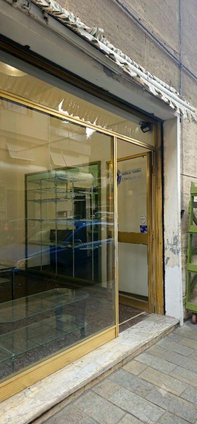Locale commerciale in vendita a Savona