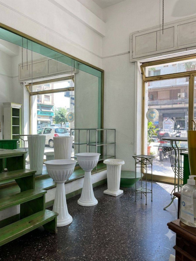 Locale commerciale in vendita a Savona