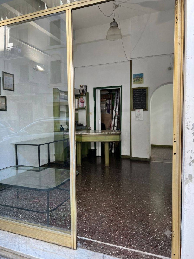 Locale commerciale in vendita a Savona