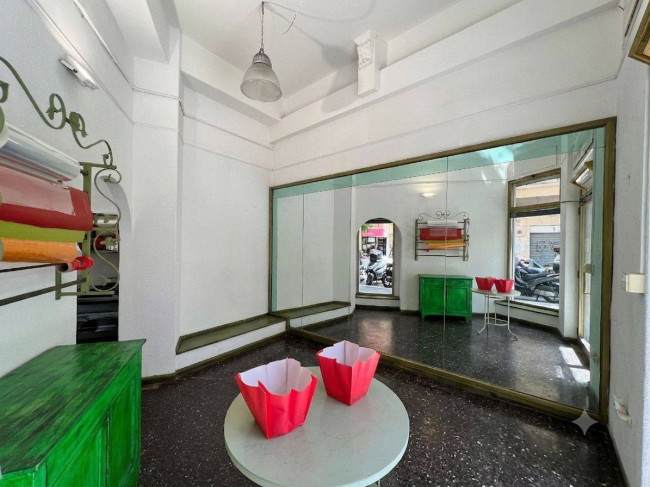Locale commerciale in vendita a Savona