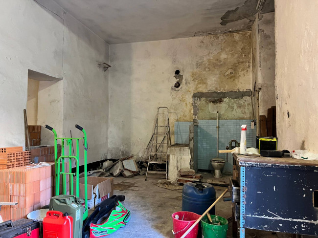 Magazzino in vendita a Savona