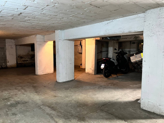 Box o garage in vendita a Savona