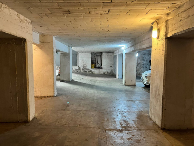 Box o garage in vendita a Savona