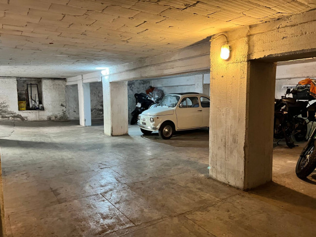 Box o garage in vendita a Savona