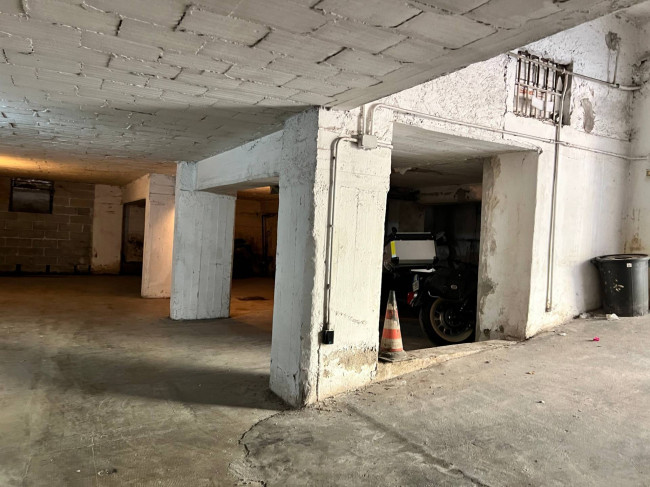 Box o garage in vendita a Savona