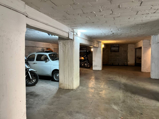 Box o garage in vendita a Savona