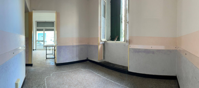 Locale commerciale in vendita a Savona