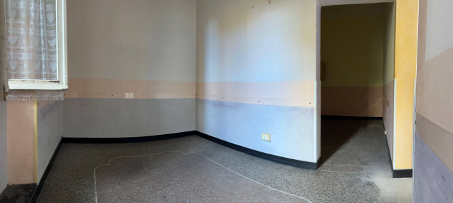 Locale commerciale in vendita a Savona