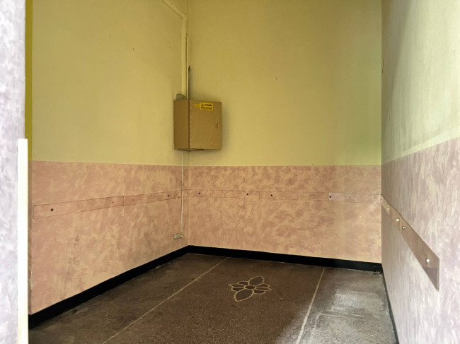 Locale commerciale in vendita a Savona