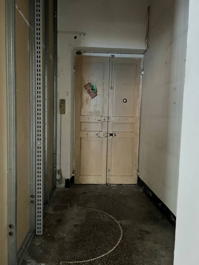 Locale commerciale in vendita a Savona
