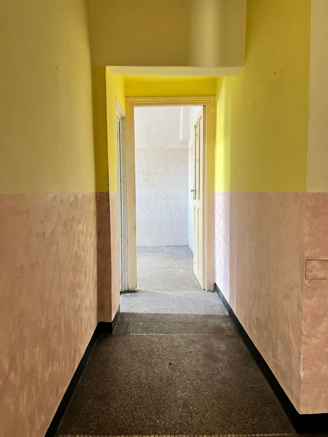 Locale commerciale in vendita a Savona