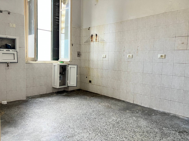 Locale commerciale in vendita a Savona