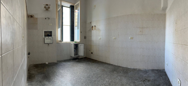 Locale commerciale in vendita a Savona