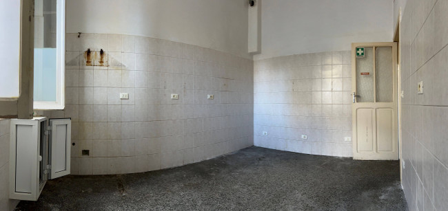 Locale commerciale in vendita a Savona