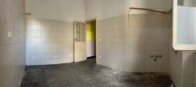 Locale commerciale in vendita a Savona