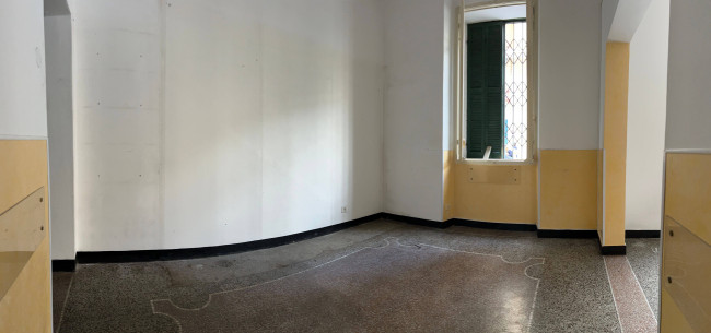Locale commerciale in vendita a Savona