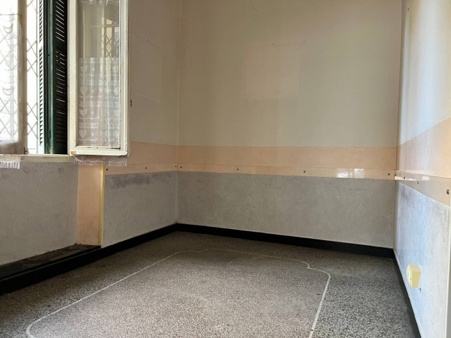 Locale commerciale in vendita a Savona