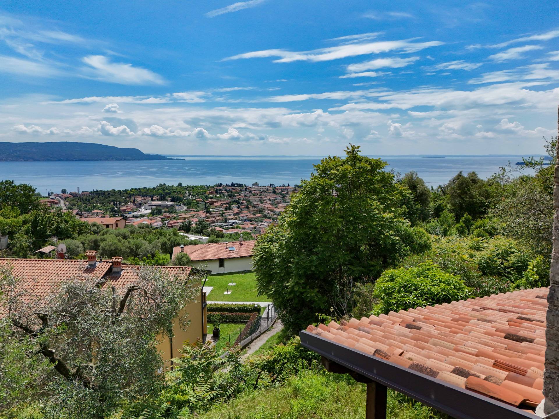 Bellissima cascina immersa nel verde con vista lago