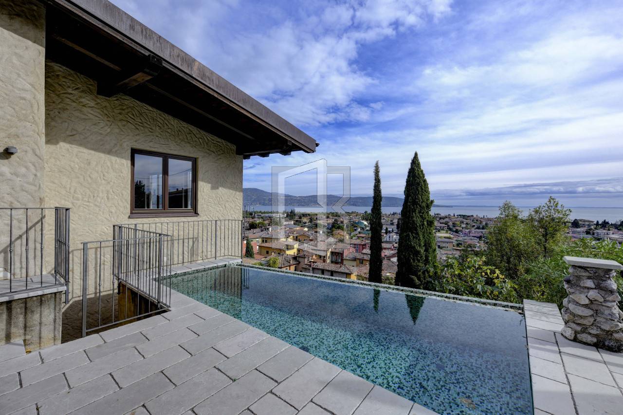 Typical Italian-style villa with total lake view