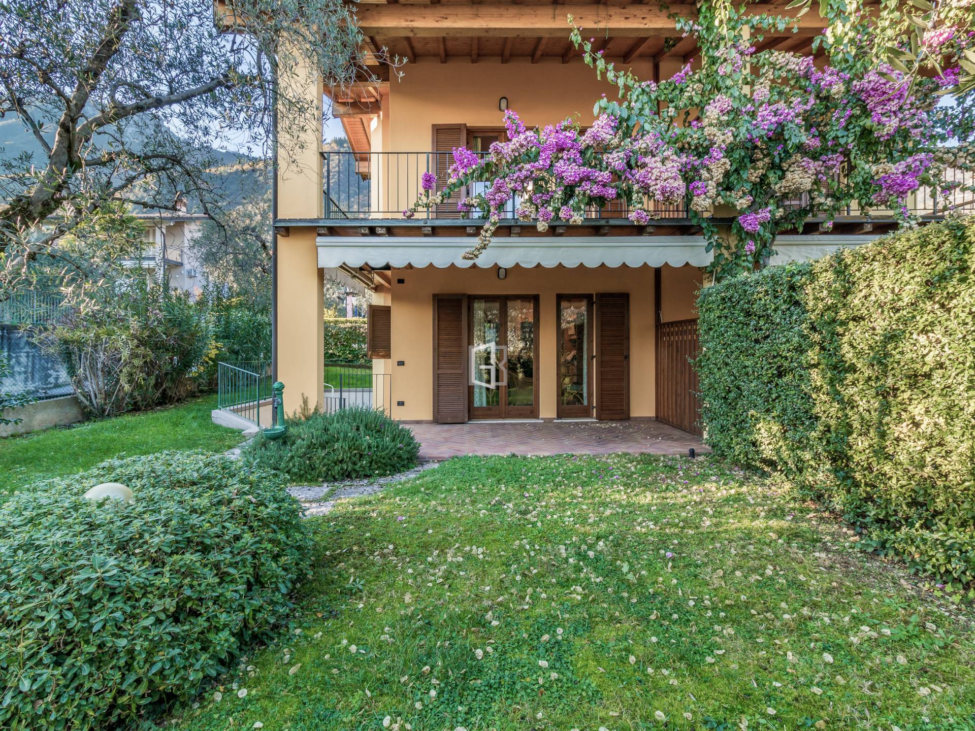 Porzione di villa bifamiliare con giardino privato a Toscolano Maderno