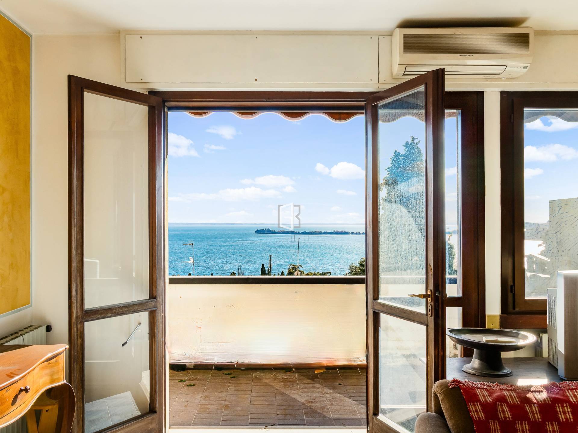 Lake-view apartment just a few steps from the Vittoriale