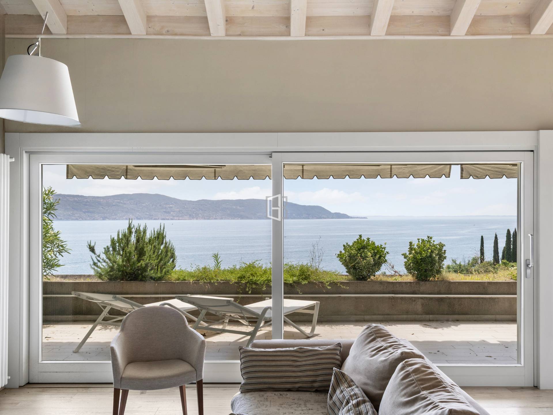 Doppelhaushälfte im Grünen mit Seeblick-Terrasse und Pool