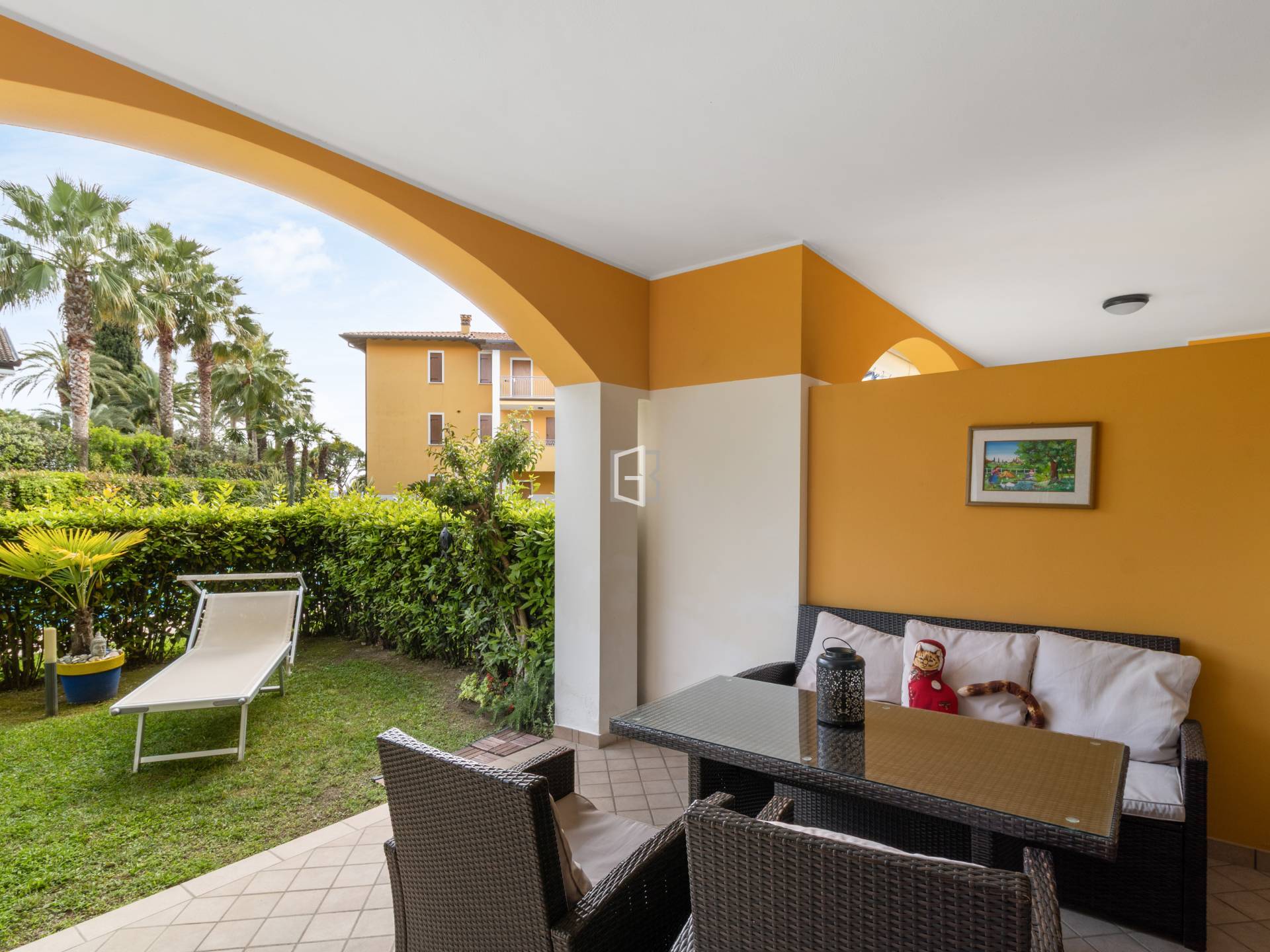 Zweizimmerwohnung am See mit Garten und Pool