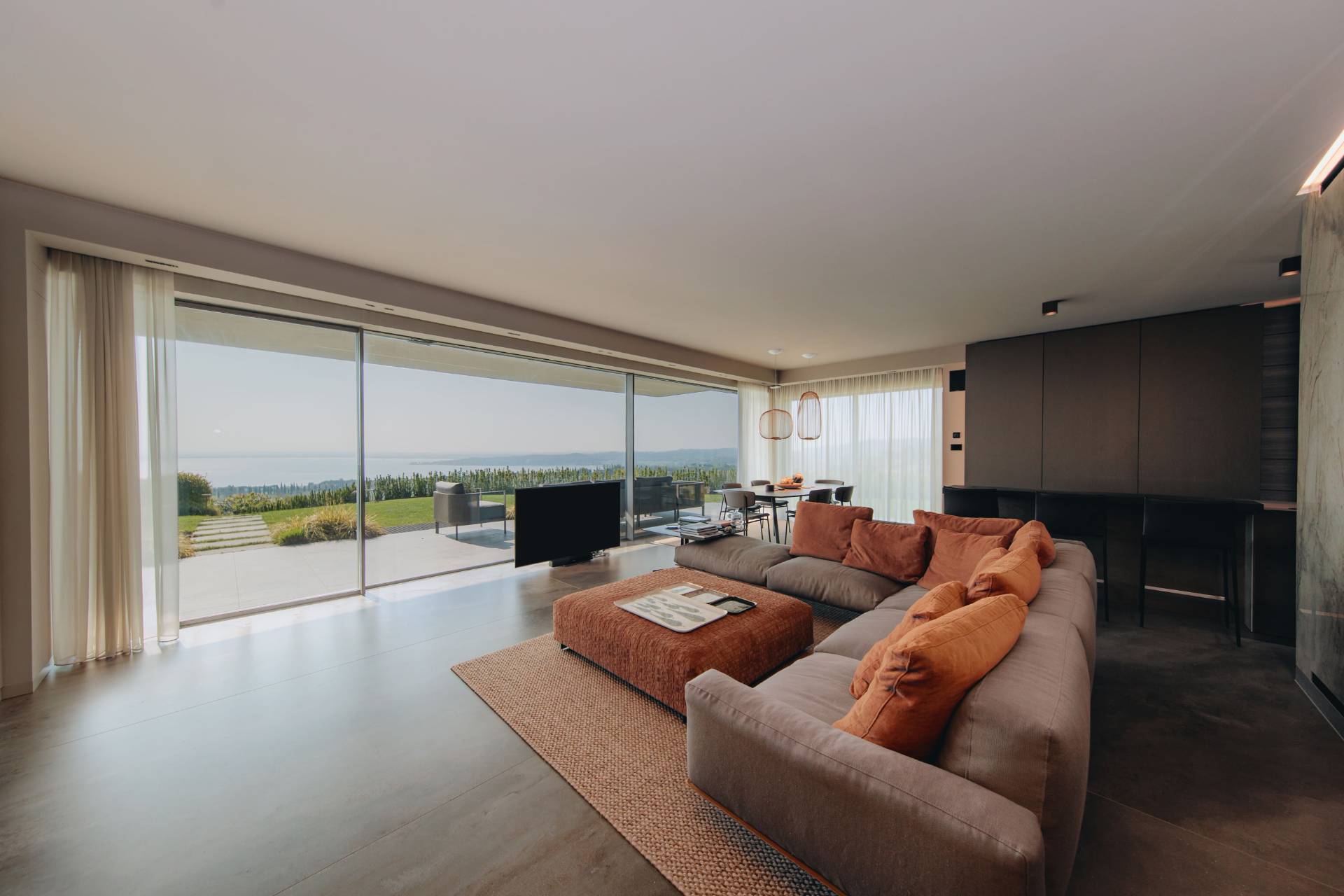 Neue Wohnung mit Seeblick, Garten und privatem Pool