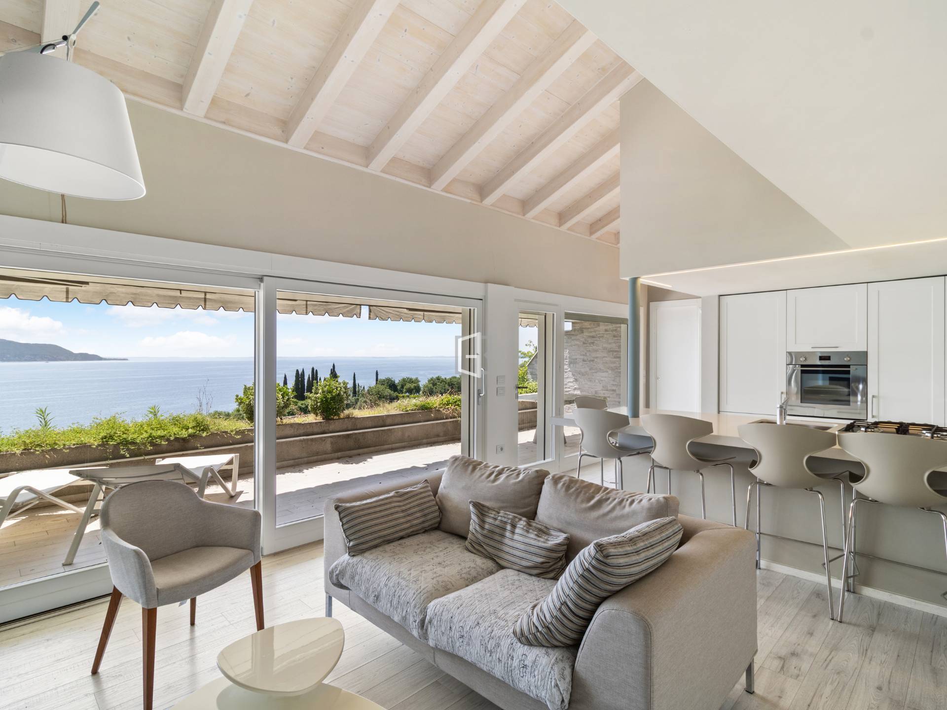 Villa bifamiliare immersa nel verde con terrazza vista lago e piscina