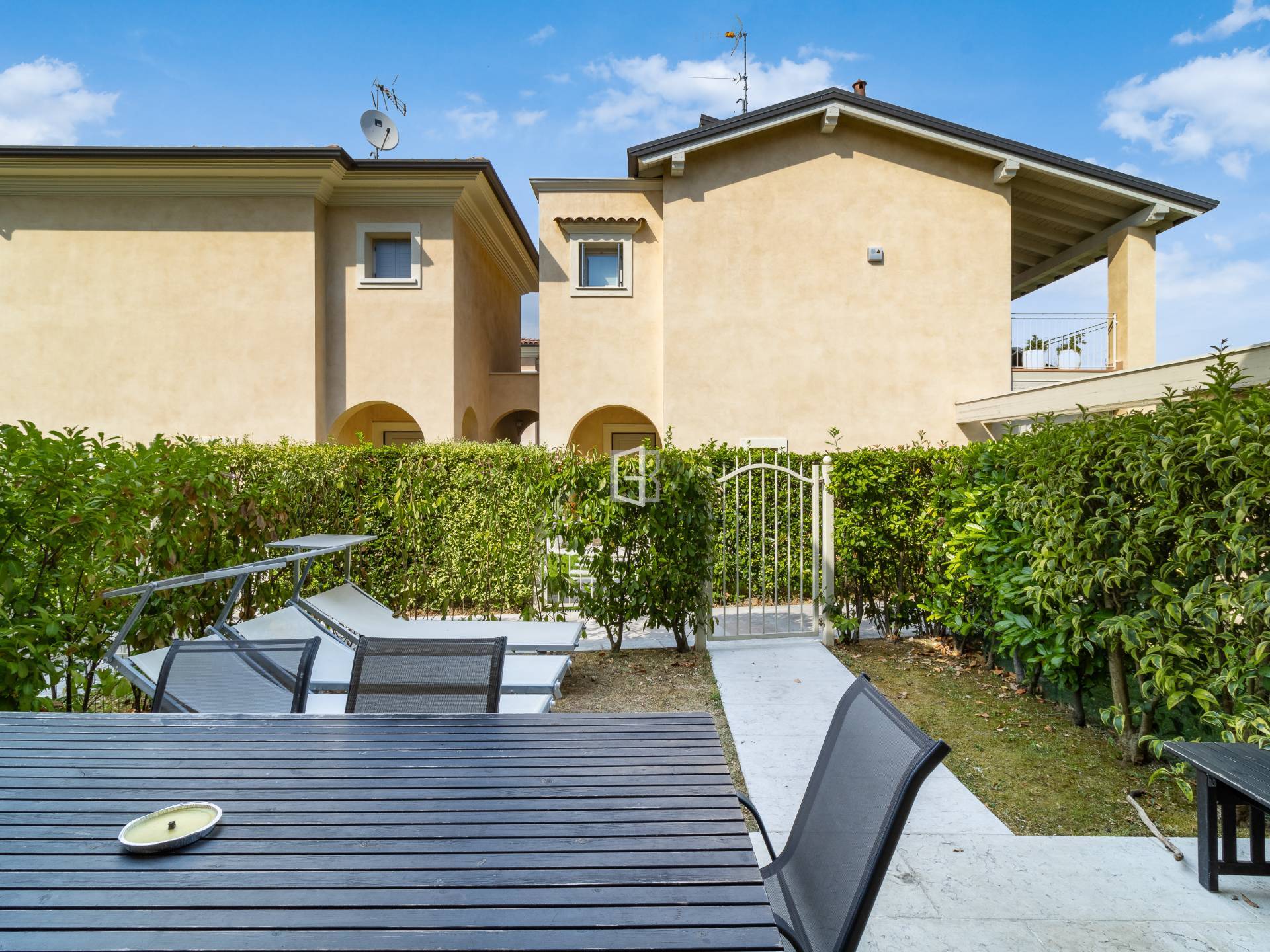 Reihenhaus in einer Wohnanlage mit Pool, nur wenige Schritte vom See entfernt