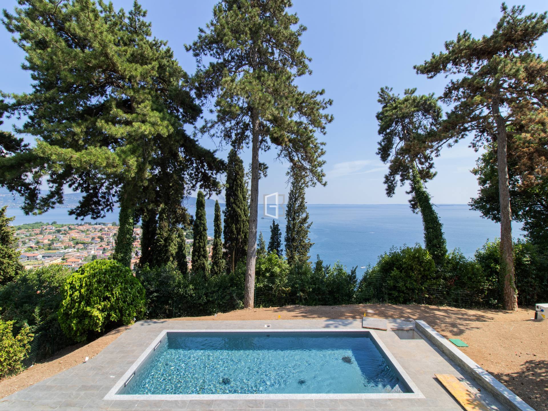 Exclusive single villa in a oasis of peace, with lake view