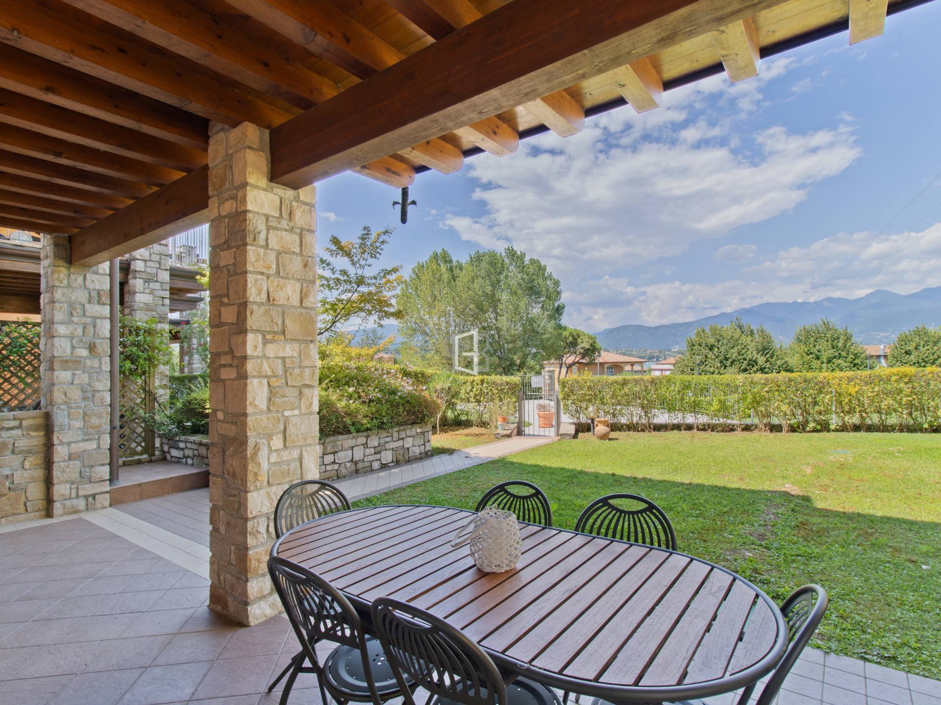 Villa a Schiera con Giardino Privato e Piscina – A 100 metri dal lago