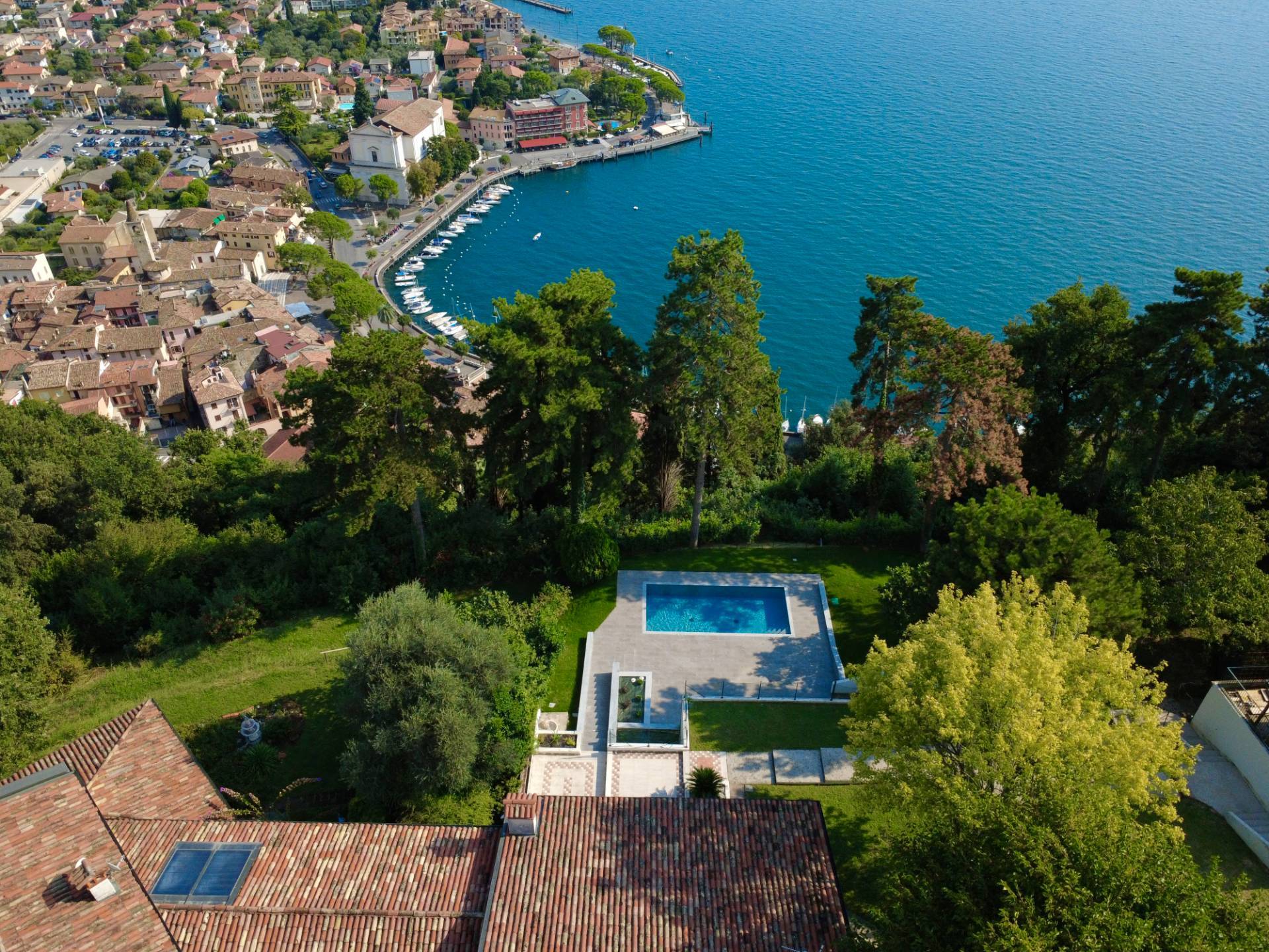 Esclusiva villa singola in un'oasi di pace, con vista lago